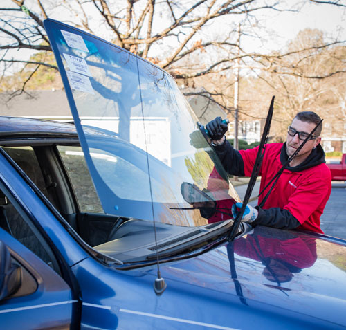 windshield-replacement-repair-myrtle-beach-florence-south-carolina Century Glass tech replacing windshield